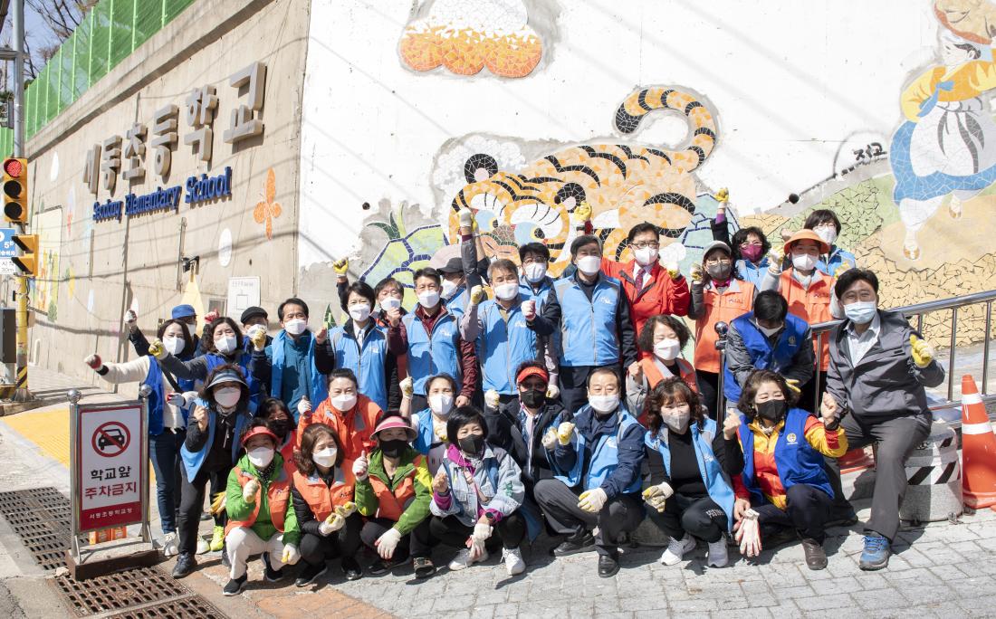20220329_서동초등학교 타일벽화 작업_14.jpg