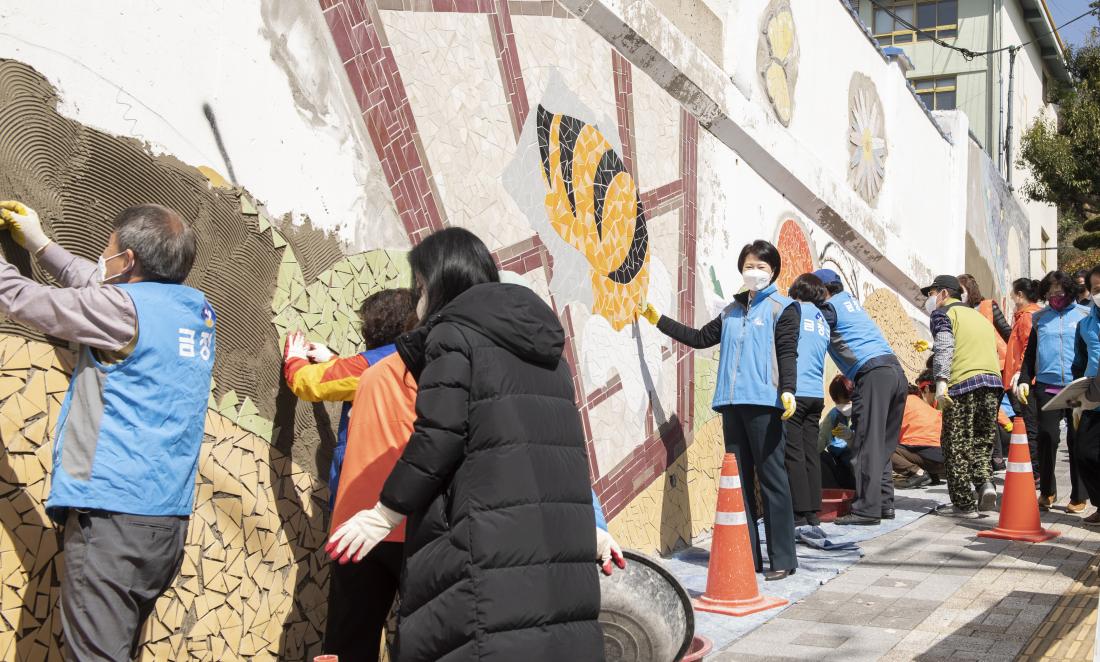 20220329_서동초등학교 타일벽화 작업_11.jpg