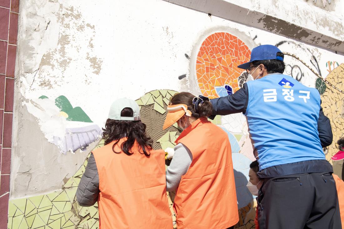 20220329_서동초등학교 타일벽화 작업_6.jpg