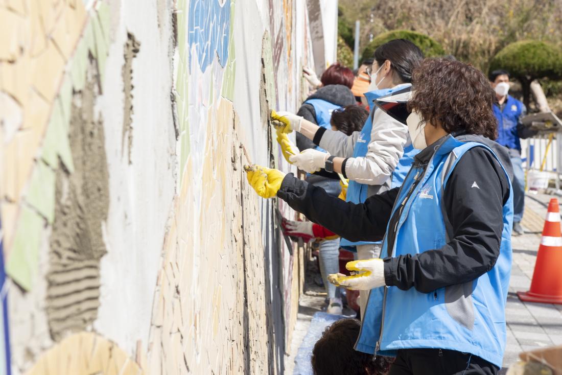 20220329_서동초등학교 타일벽화 작업_7.jpg