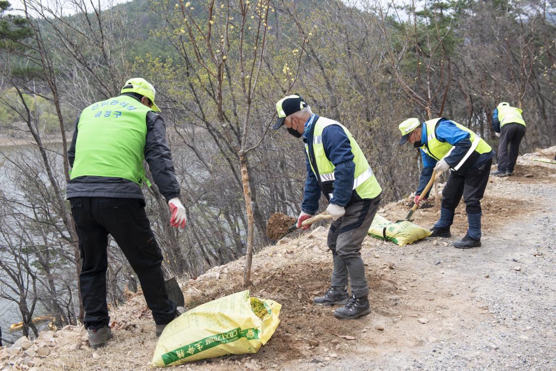 20220331_제77회 식목일 나무심기 행사_33.jpg
