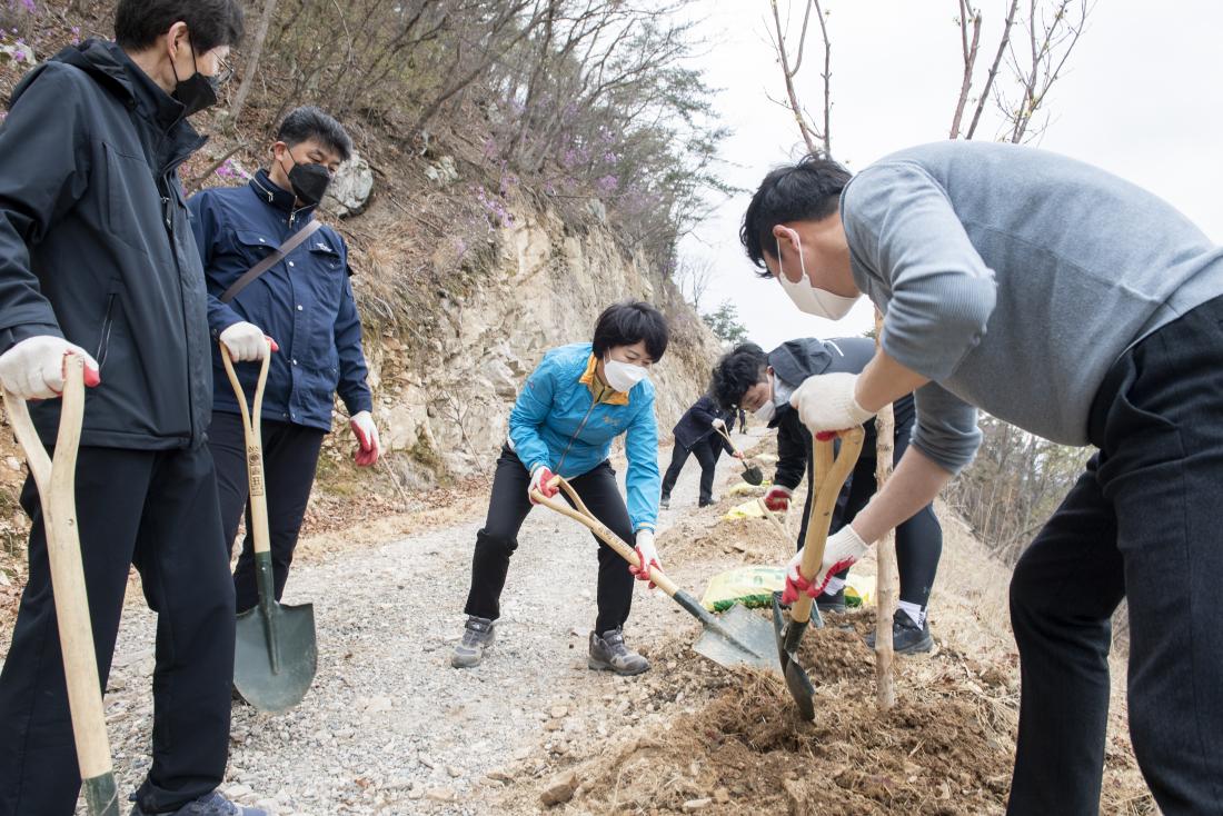 20220331_제77회 식목일 나무심기 행사_39.jpg