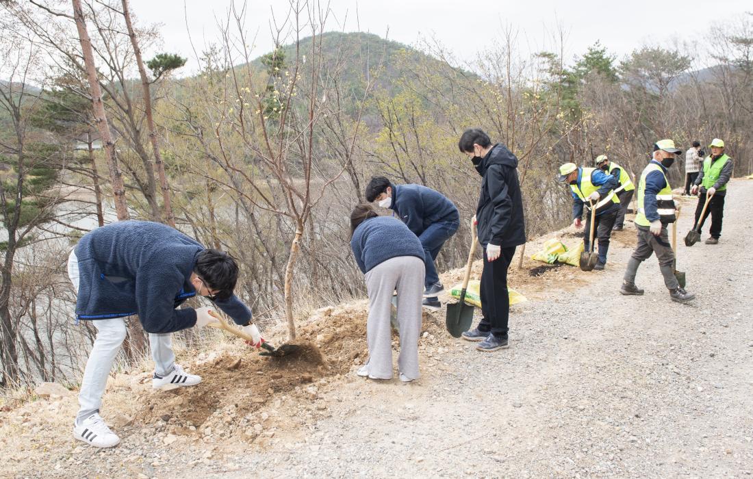 20220331_제77회 식목일 나무심기 행사_37.jpg