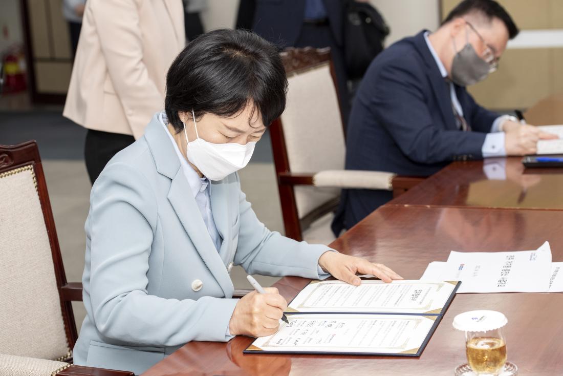 20220414_전주 거치형 전기차 충전소 설치 시범사업 업무협약식_6.jpg