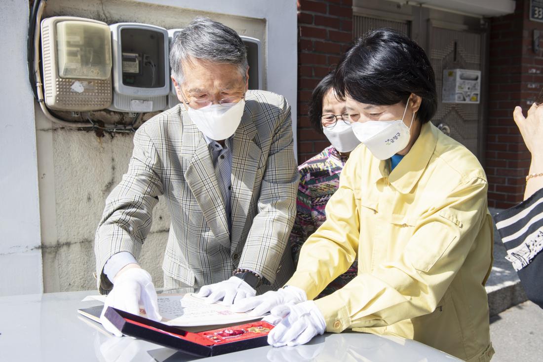20220422_국가유공자 명패 달아드리기_5.jpg