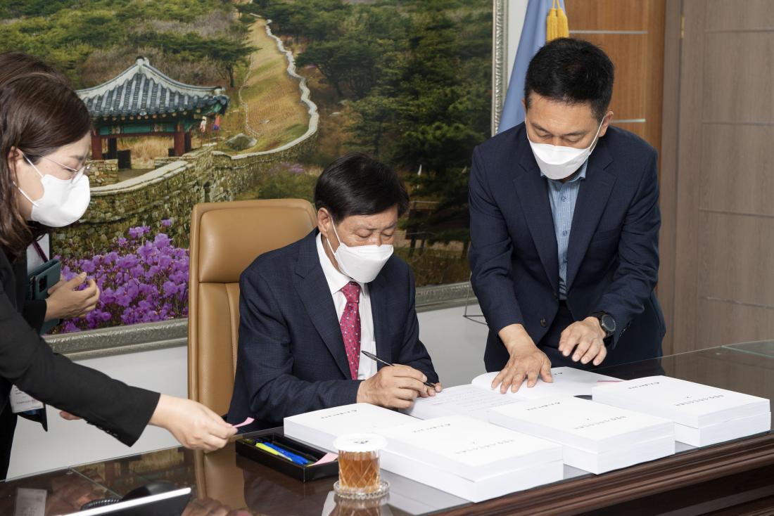 20220701_민선8기 김재윤 금정구청장 사무 인계인수서 서명_3.jpg