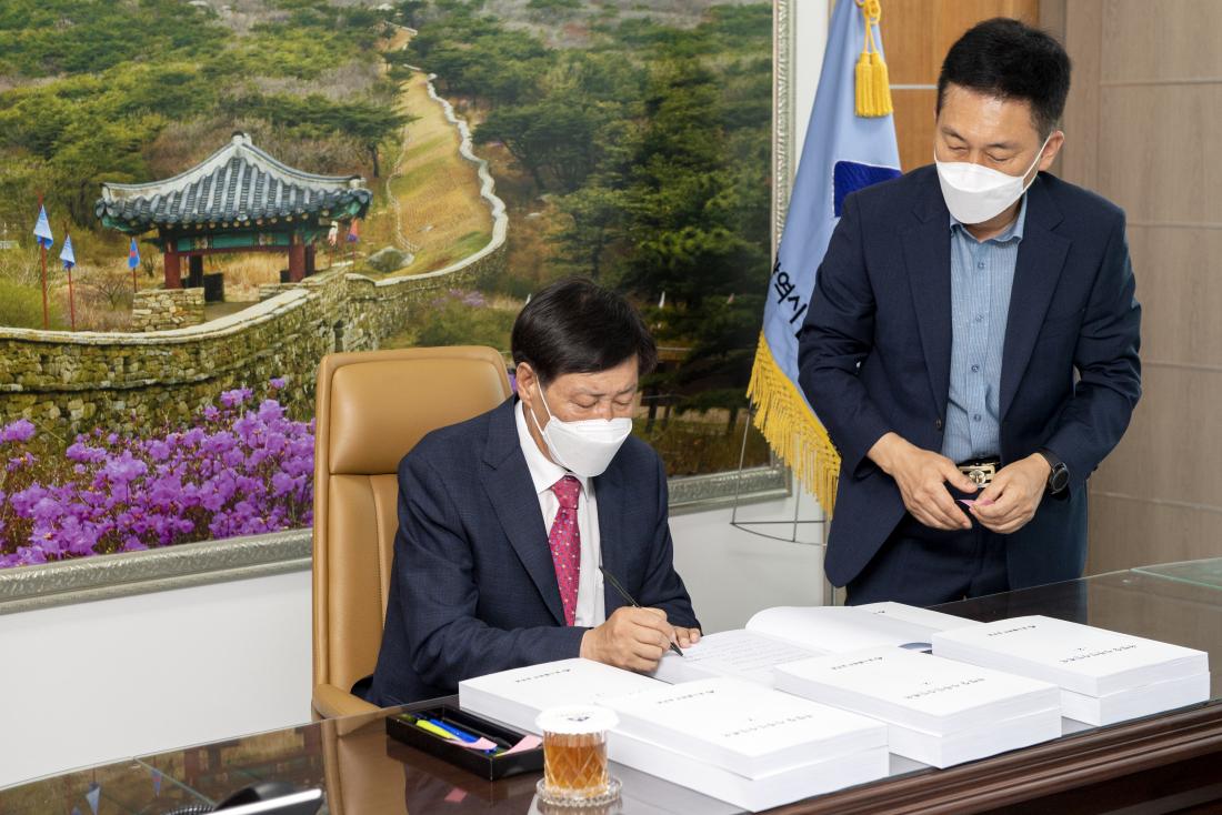 20220701_민선8기 김재윤 금정구청장 사무 인계인수서 서명_4.jpg
