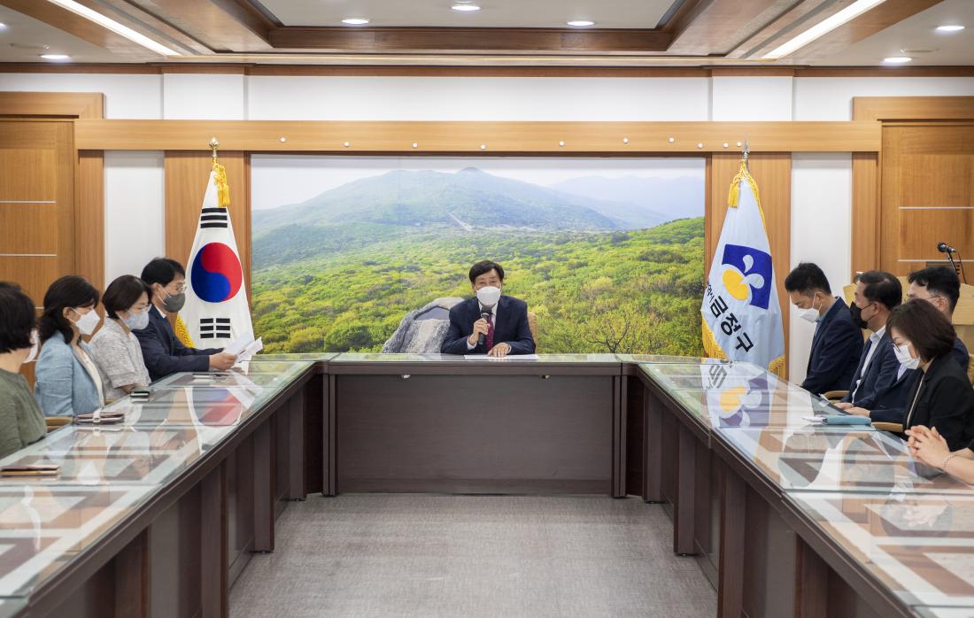 20220701_민선8기 김재윤 금정구청장 사무 인계인수서 서명_10.jpg