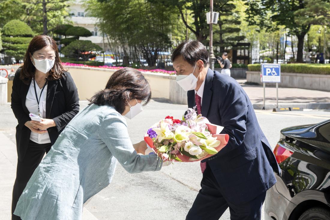 20220701_민선8기 김재윤 금정구청장 사무 인계인수서 서명_2.jpg