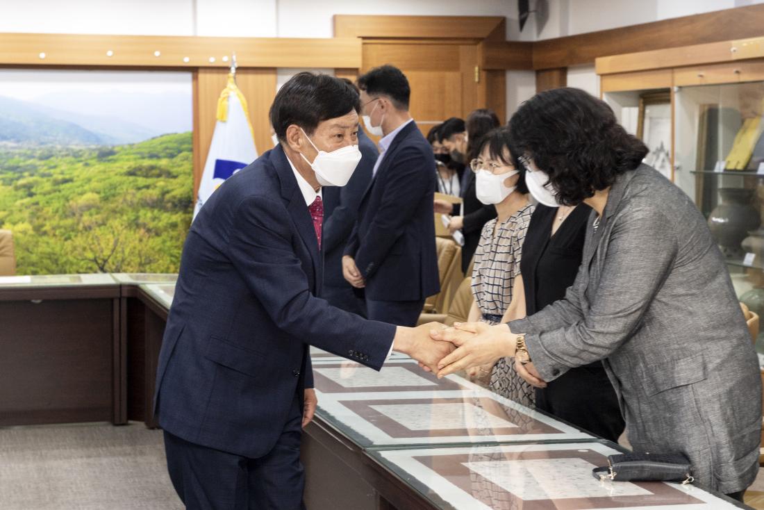 20220701_민선8기 김재윤 금정구청장 사무 인계인수서 서명_5.jpg