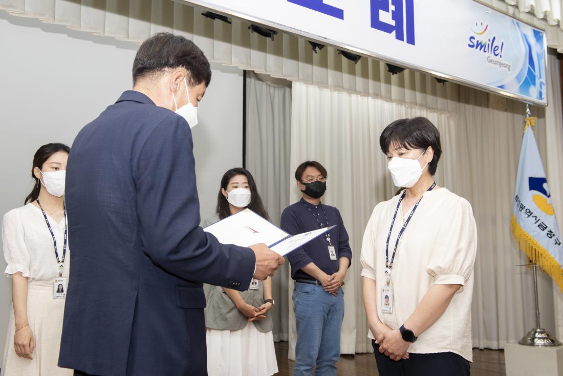20220707_7월 직원정례조례_26.jpg