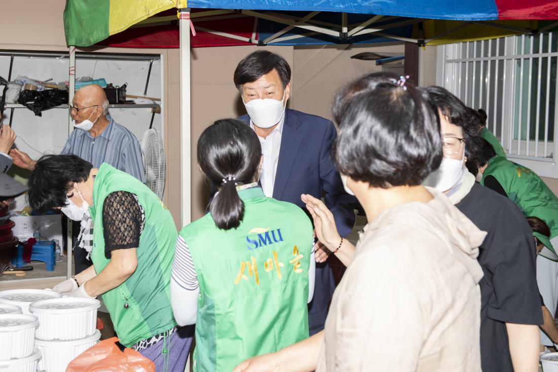 202207011_어르신 삼계탕 나눔행사(장전2동 경로당)_13.jpg