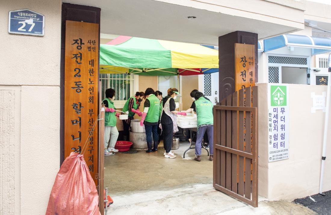 202207011_어르신 삼계탕 나눔행사(장전2동 경로당)_9.jpg