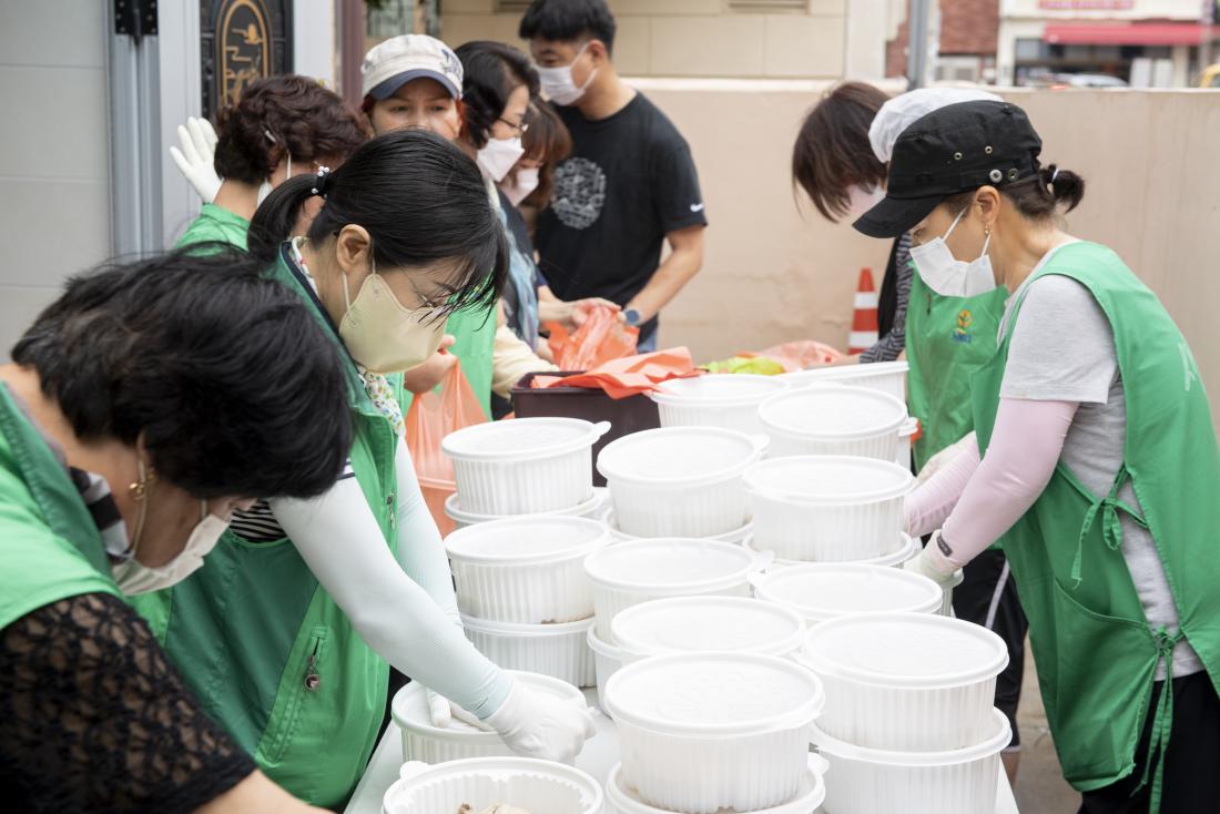 202207011_어르신 삼계탕 나눔행사(장전2동 경로당)_7.jpg
