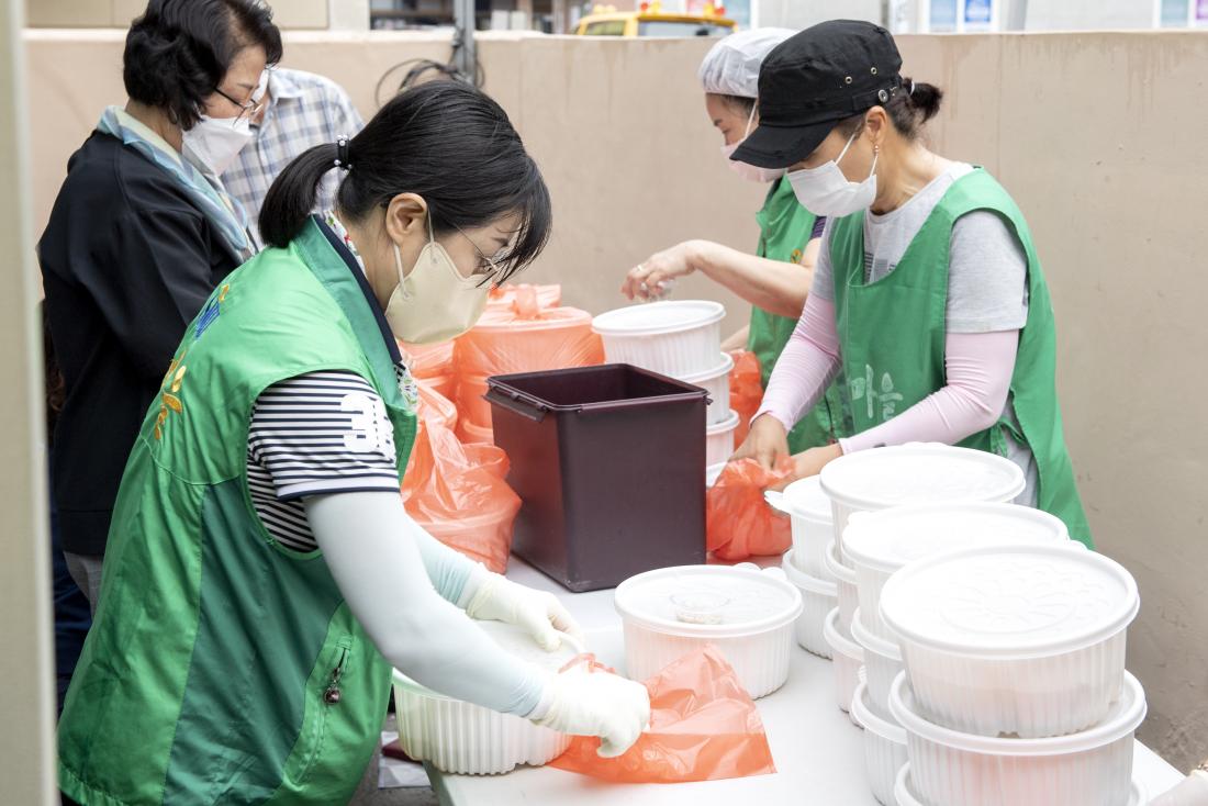 202207011_어르신 삼계탕 나눔행사(장전2동 경로당)_11.jpg