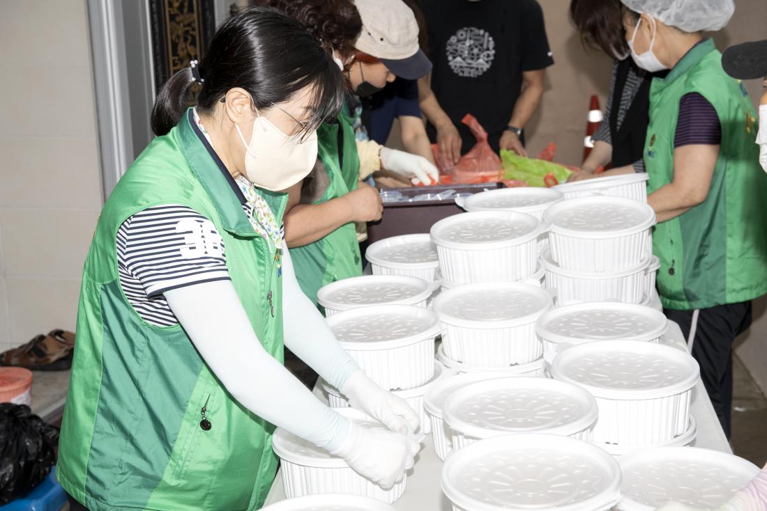 202207011_어르신 삼계탕 나눔행사(장전2동 경로당)_5.jpg