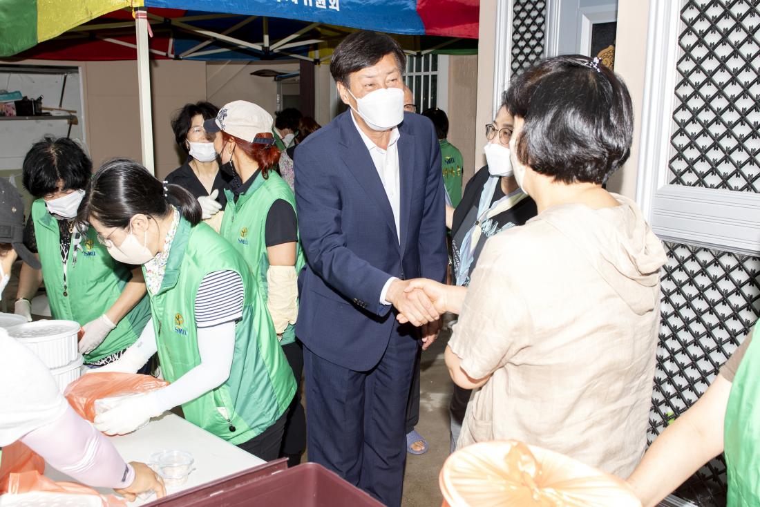 202207011_어르신 삼계탕 나눔행사(장전2동 경로당)_14.jpg