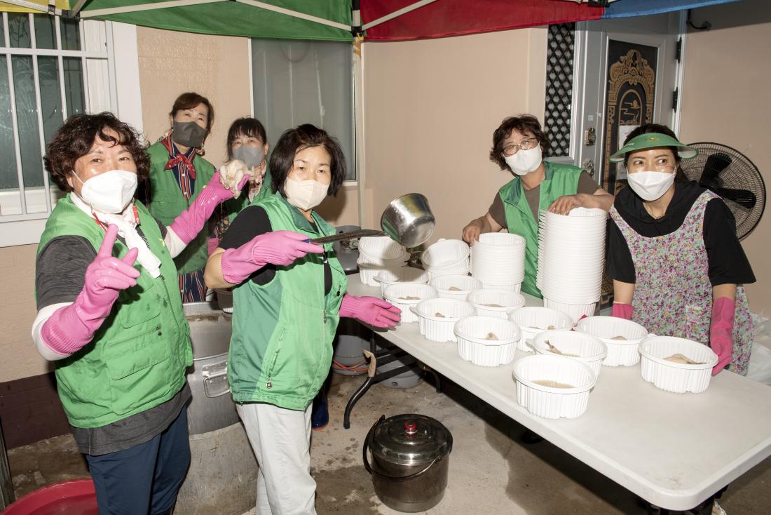 202207011_어르신 삼계탕 나눔행사(장전2동 경로당)_4.jpg