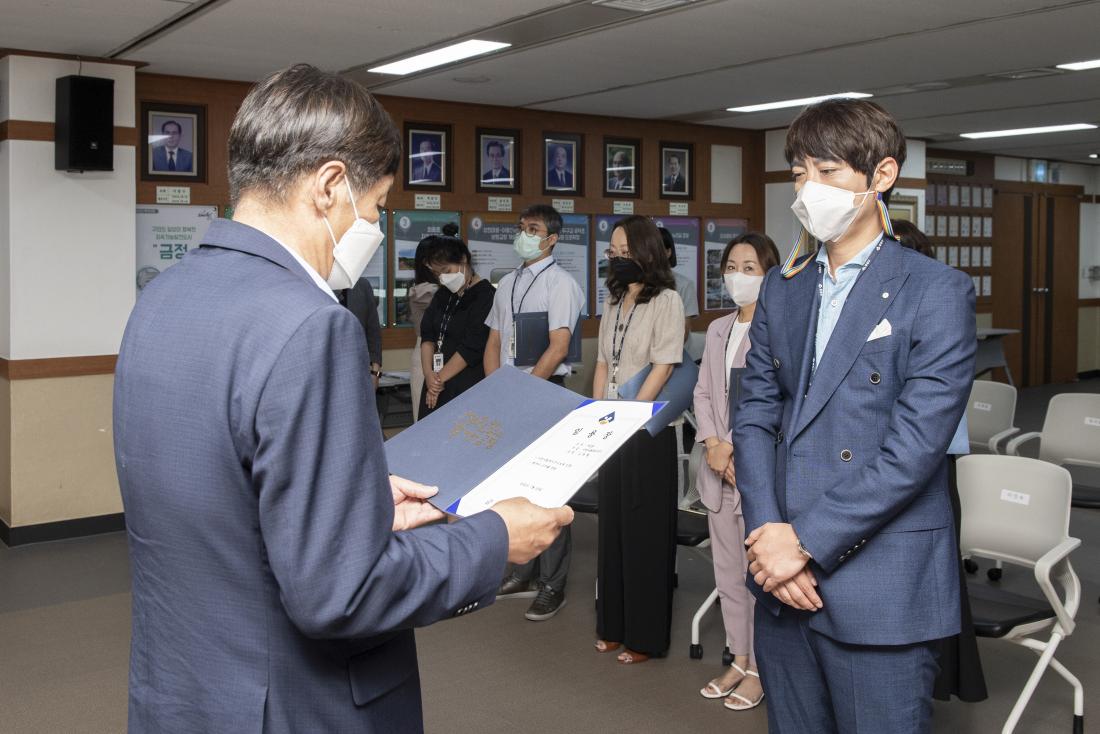 20220722_승진직원 임용장 수여식_12.jpg