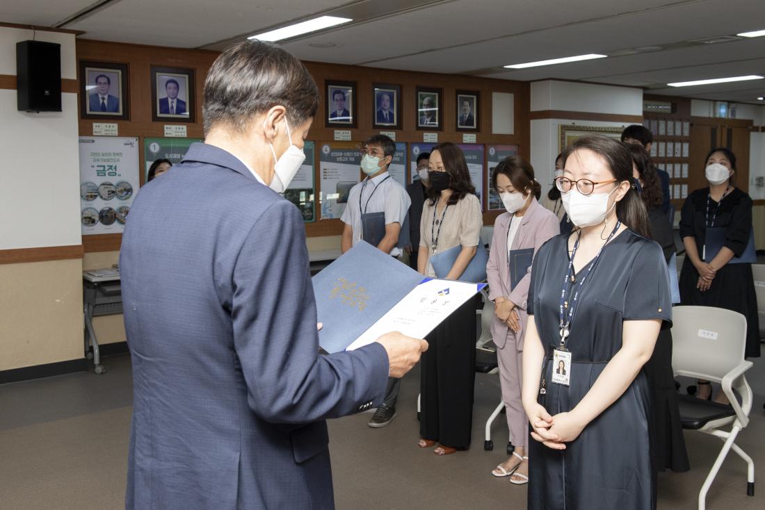 20220722_승진직원 임용장 수여식_20.jpg