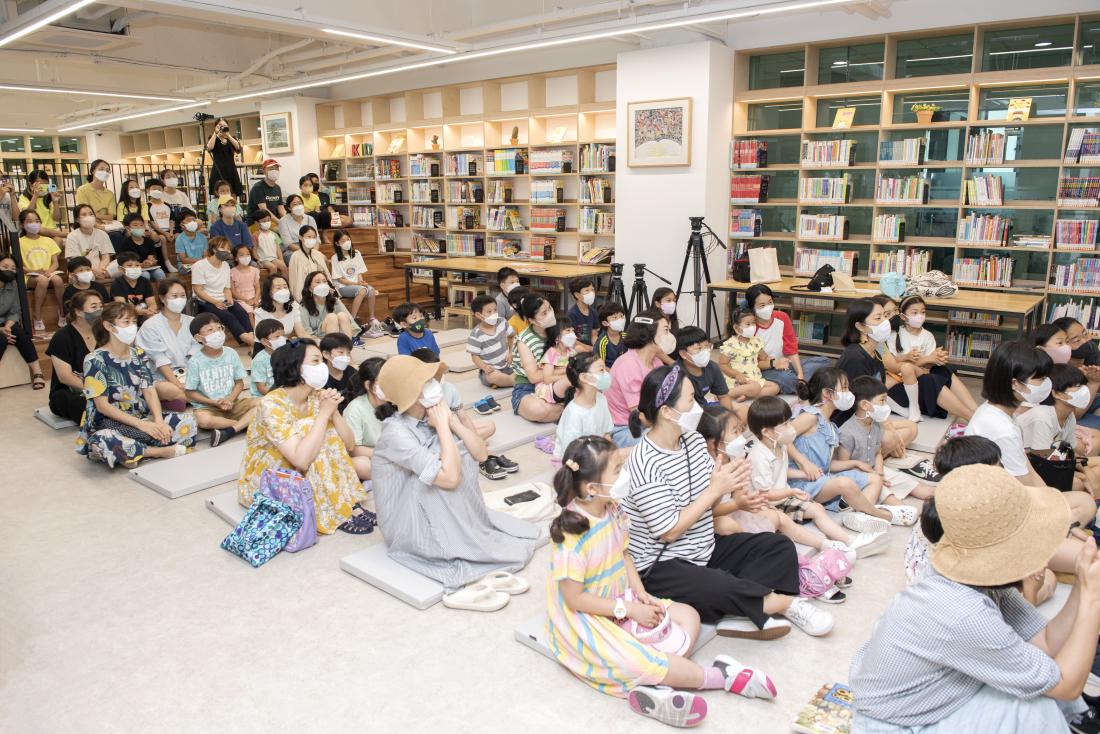 20220729_도서관에서 여름나기 '북파크에서 만나는 마술과 샌드아트'_25.jpg