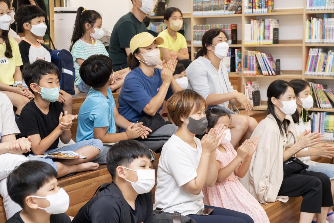 20220729_도서관에서 여름나기 '북파크에서 만나는 마술과 샌드아트'_20.jpg