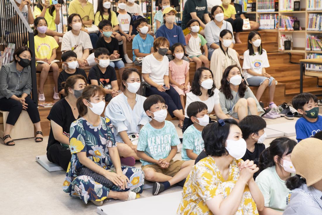 20220729_도서관에서 여름나기 '북파크에서 만나는 마술과 샌드아트'_24.jpg