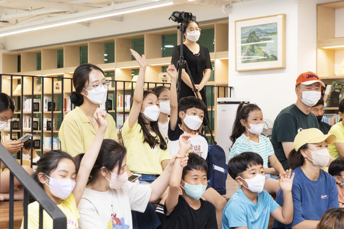 20220729_도서관에서 여름나기 '북파크에서 만나는 마술과 샌드아트'_16.jpg