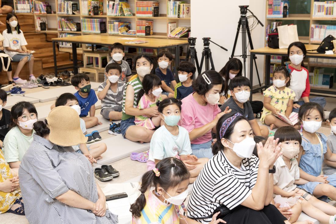 20220729_도서관에서 여름나기 '북파크에서 만나는 마술과 샌드아트'_11.jpg