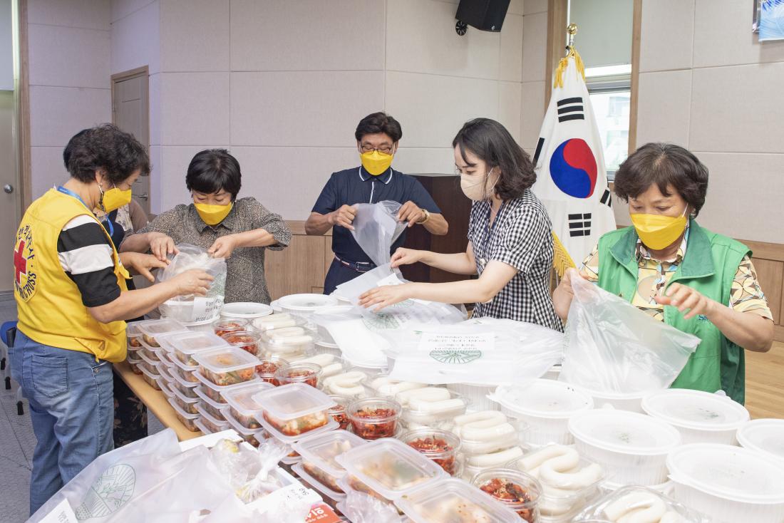 20220810_부곡1동 어르신 삼계탕 나눔 행사_20.jpg