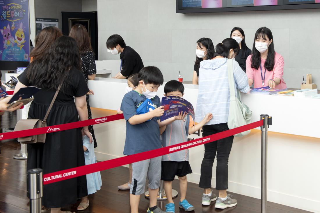 20220813_가족공연예술제 '핑크퐁과 아기상어의 월드투어 쇼'_4.jpg