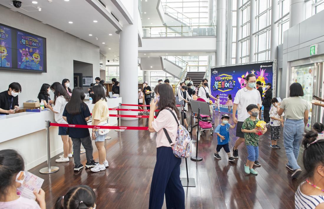 20220813_가족공연예술제 '핑크퐁과 아기상어의 월드투어 쇼'_26.jpg