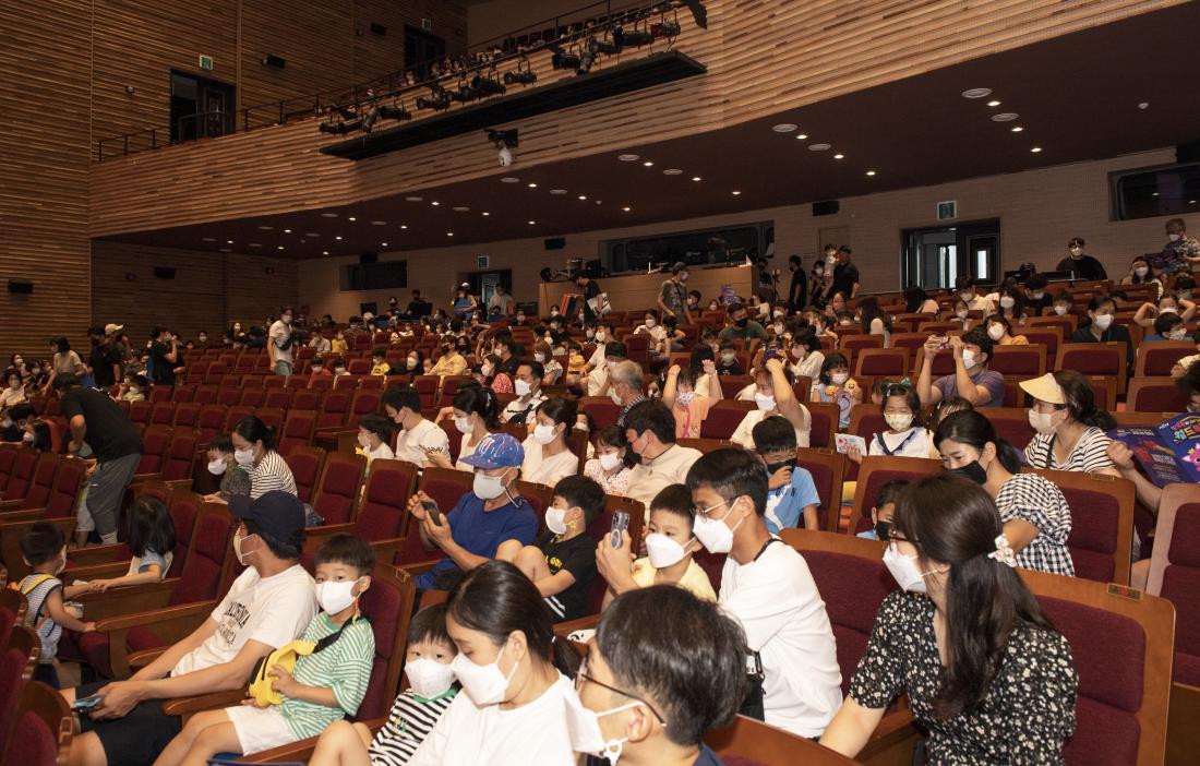 20220813_가족공연예술제 '핑크퐁과 아기상어의 월드투어 쇼'_28.jpg