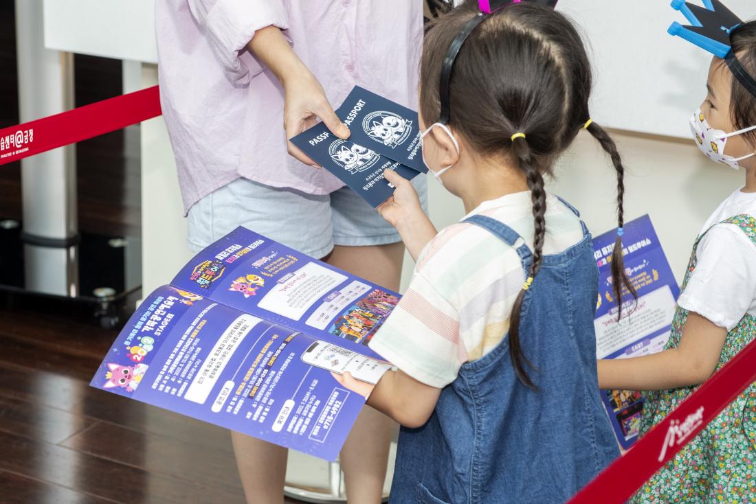 20220813_가족공연예술제 '핑크퐁과 아기상어의 월드투어 쇼'_19.jpg