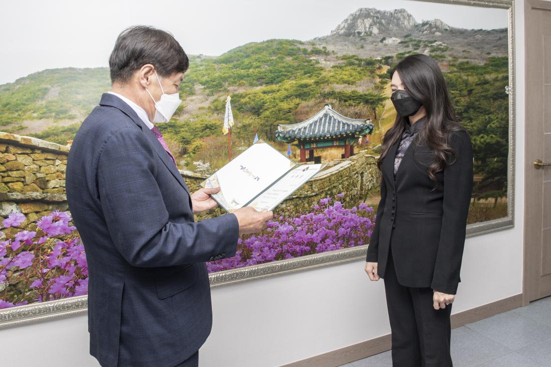 20220927_인사위원회 신규위원 위촉장 수여_3.jpg