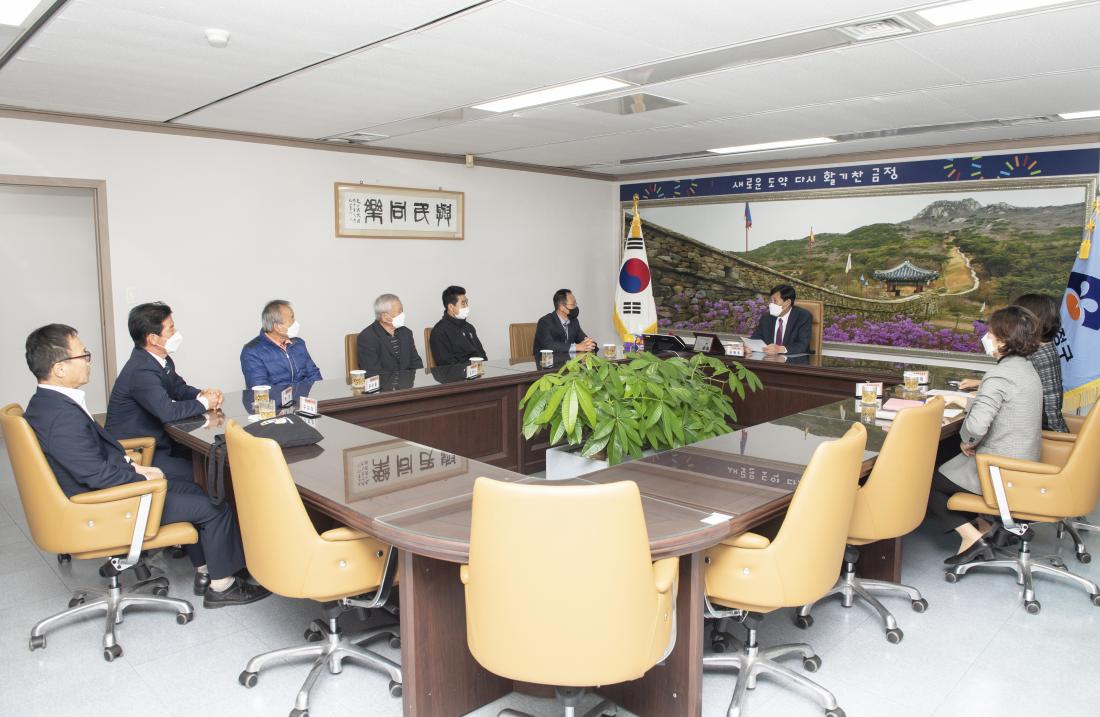 20221026_한국양봉협회 금정지부 야생꿀 기탁_3.jpg