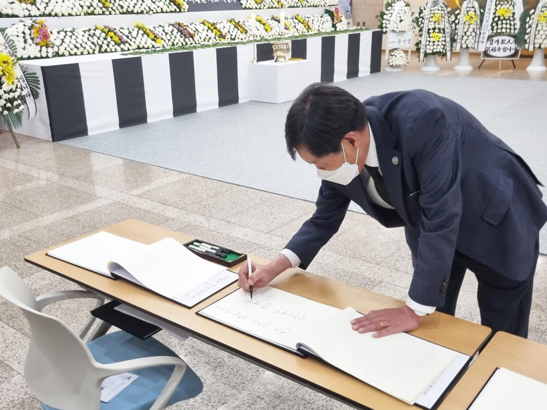 20221102_이태원 참사 합동분향소 조문_9.jpg