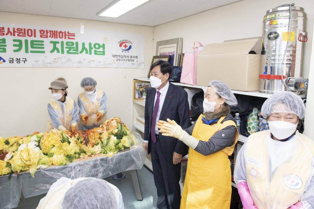20221213_고독사 예방 마을돌봄 키트 지원사업 김자 김치 나눔_15.jpg