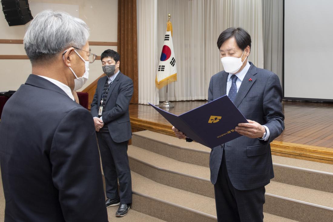 20221230_전입.승진.전보.신규 직원 임용장 수여식_59.jpg