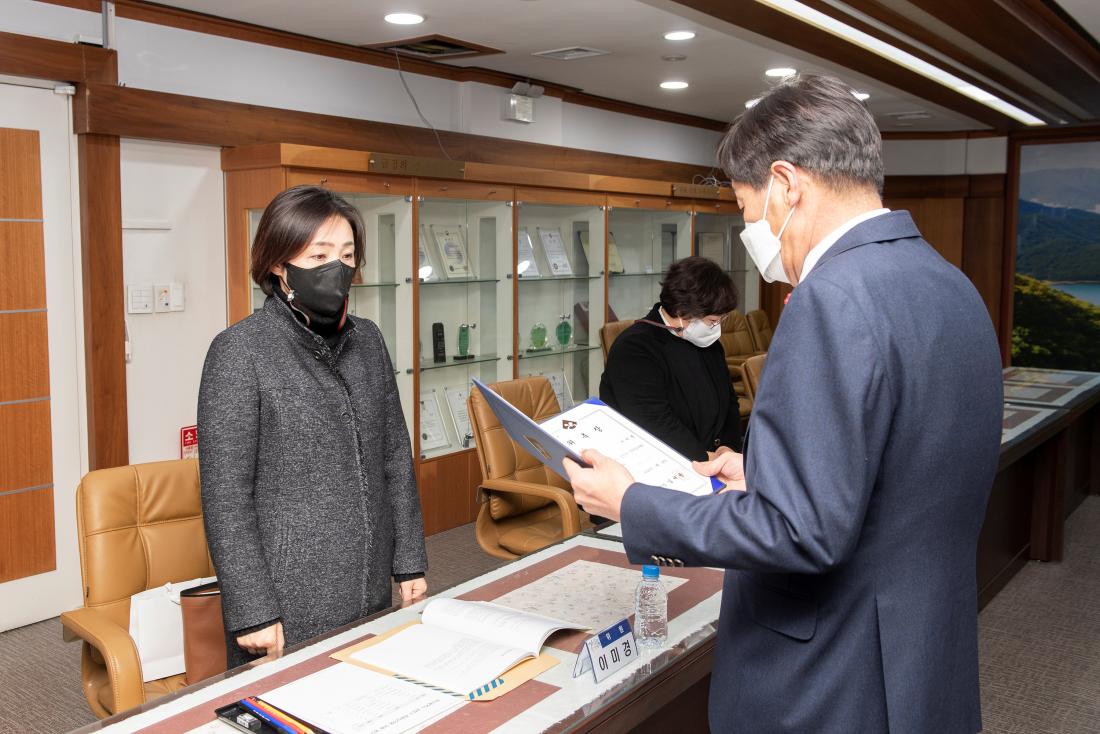 20230118_청원심의회 위원 위촉식_6.jpg