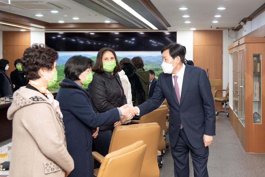 20230214_새마을부녀회 이웃돕기 성품 기탁_3.jpg