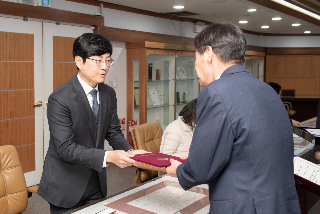 20230223_지방세심의위원회 위촉식_5.jpg
