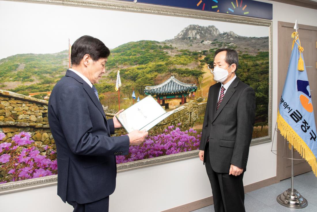 20230223_인사위원회 신규위원 위촉장 수여_3.jpg