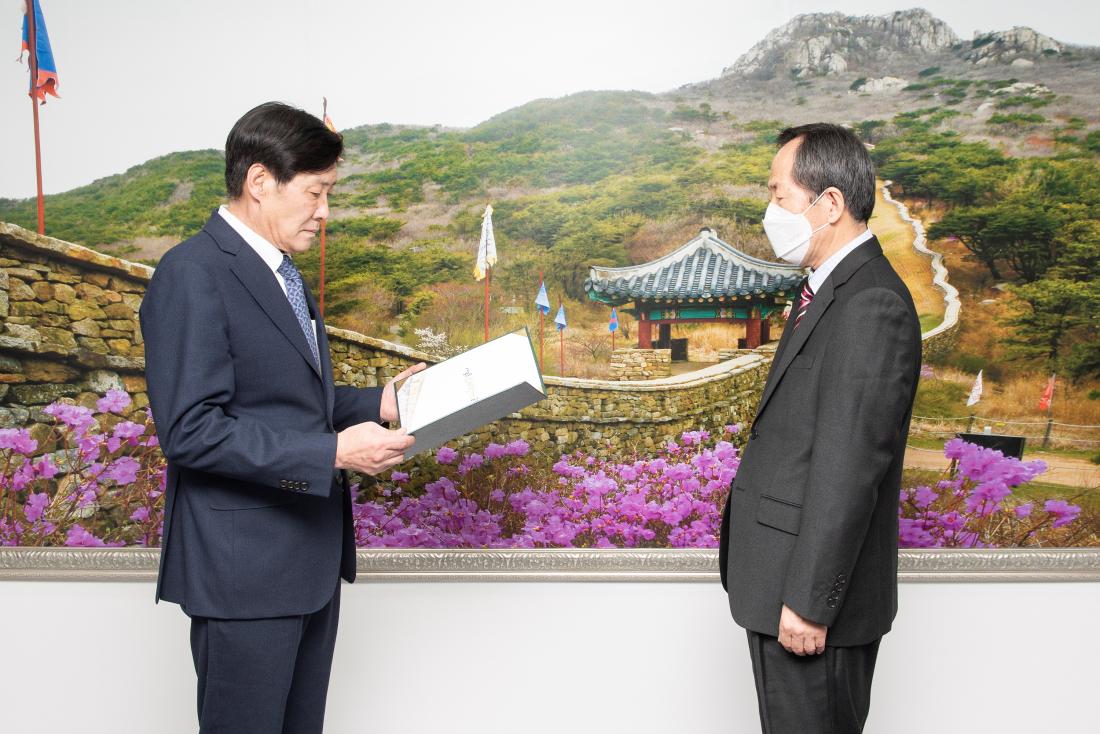 20230223_인사위원회 신규위원 위촉장 수여_2.jpg