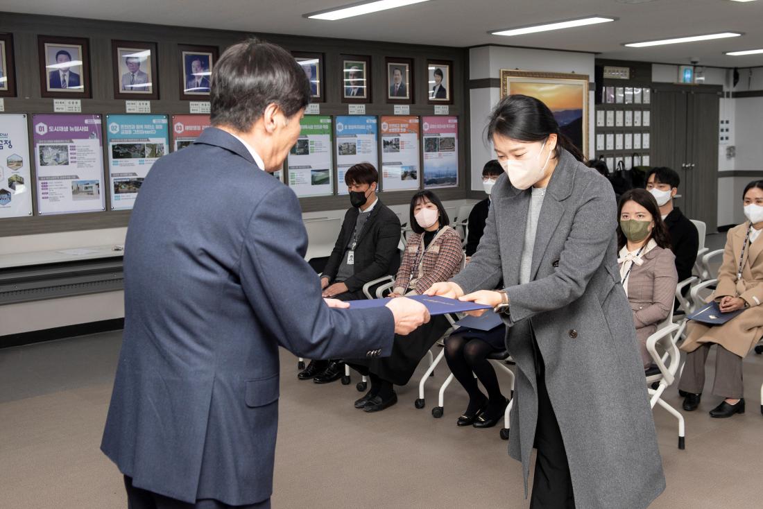 20230228_신규 직원 임용장 수여식_23.jpg