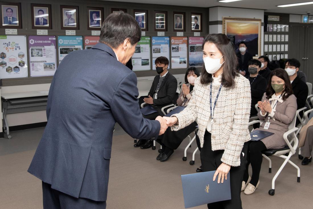 20230228_신규 직원 임용장 수여식_10.jpg