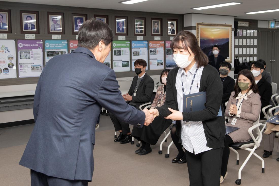 20230228_신규 직원 임용장 수여식_19.jpg