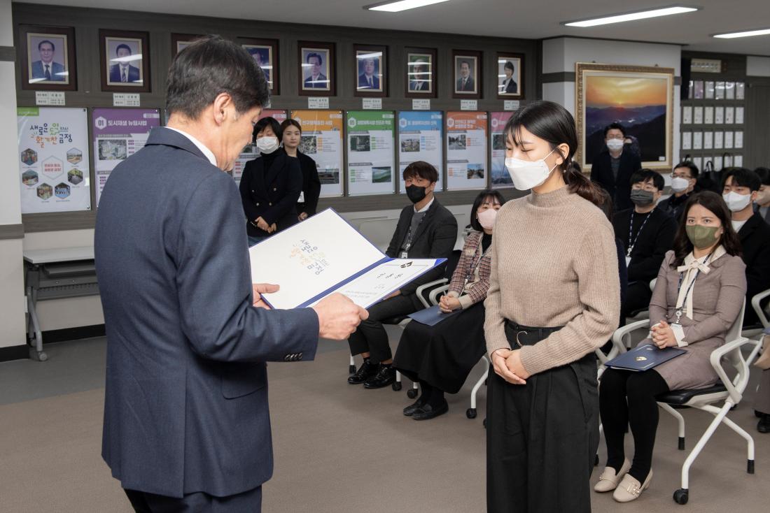 20230228_신규 직원 임용장 수여식_26.jpg
