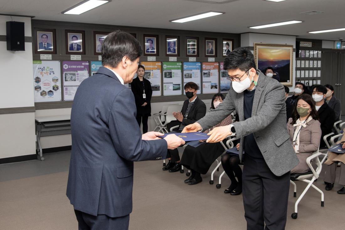 20230228_신규 직원 임용장 수여식_29.jpg