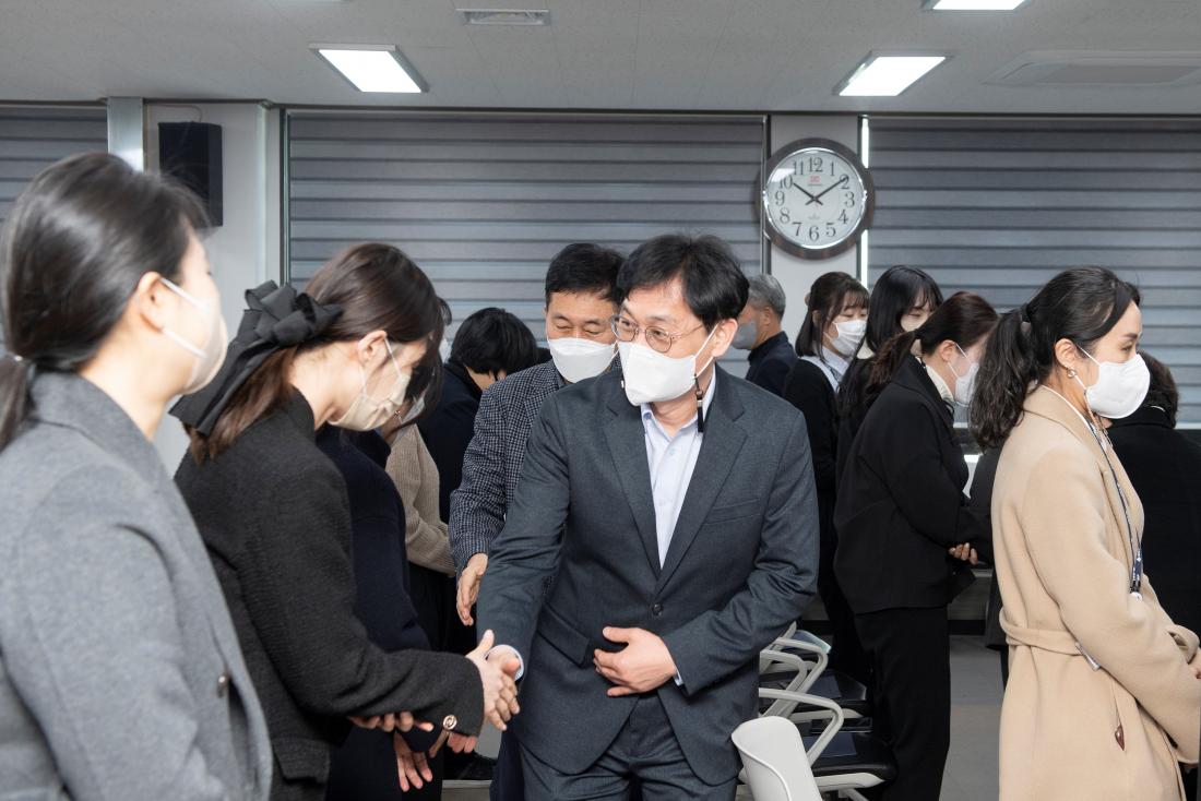 20230228_신규 직원 임용장 수여식_35.jpg